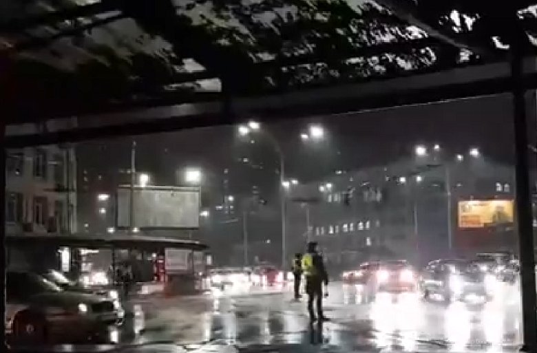 На Севастопольській площі затори через непрацюючий світлофор (фото, відео)
