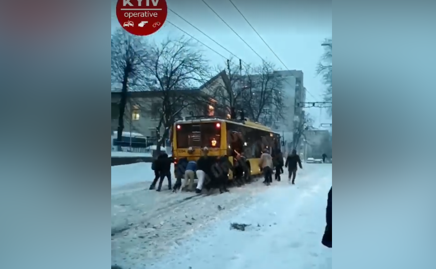 В Киеве пассажиры толкали застрявший в снегу троллейбус (видео)