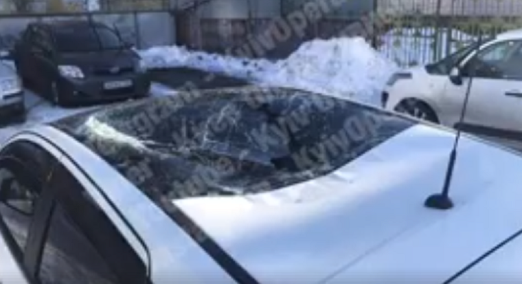 Глыба льда пробила крышу в авто с водителем (видео)