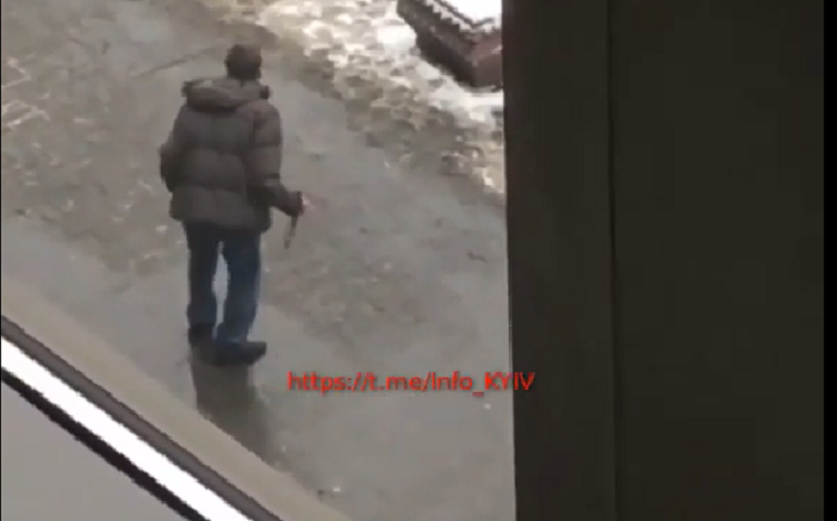 Возле ТЦ «Украина» разгуливает неадекват с ножом (видео)