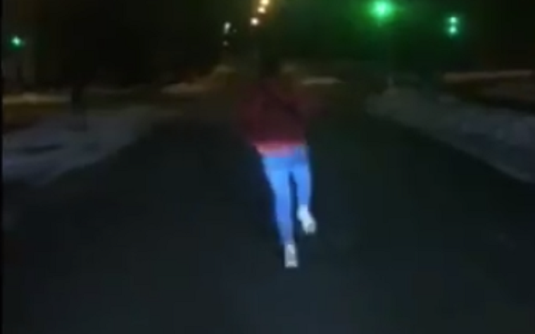 Девушка устроила танцы посреди дороги (видео)
