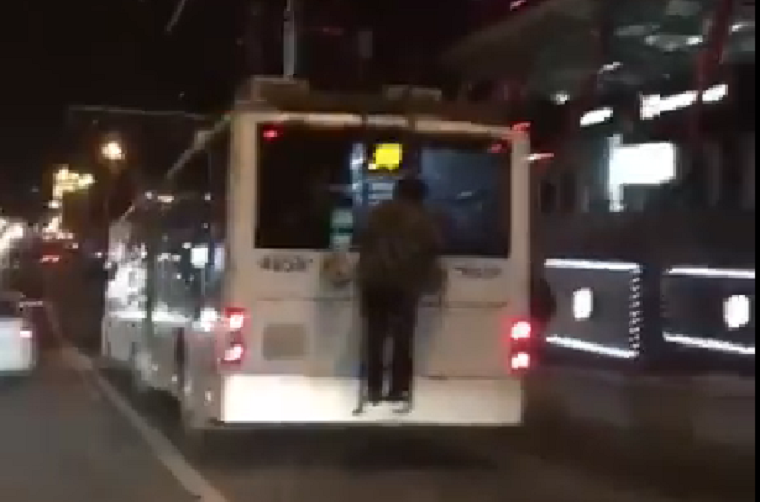 «Я спешу»: пенсионер-зацепер прокатился  на столичном троллейбусе (видео) 