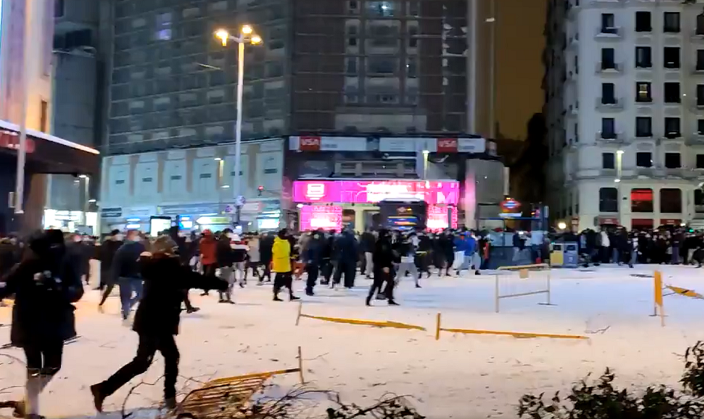 В Мадриде устроили массовую игру в снежки: ее прервала полиция