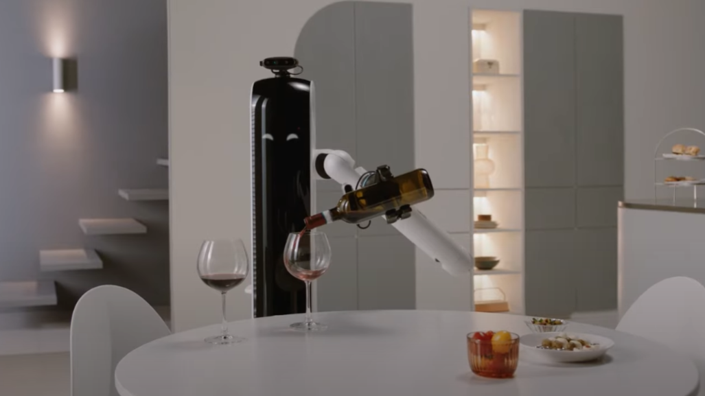 Представили робота, который нальет вина в бокал и принесет его