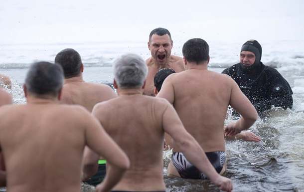 Запретят ли из-за локдауна нырять в проруби на Крещение в Киеве 