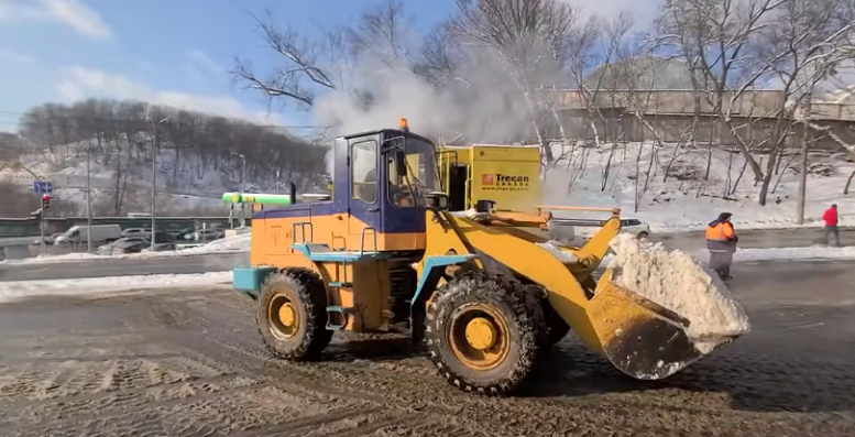 Как в Киеве плавят собранный с дорог снег