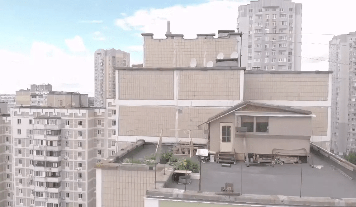 На Троещине хотят снести домик, построенный 10 лет назад на крыше многоэтажки