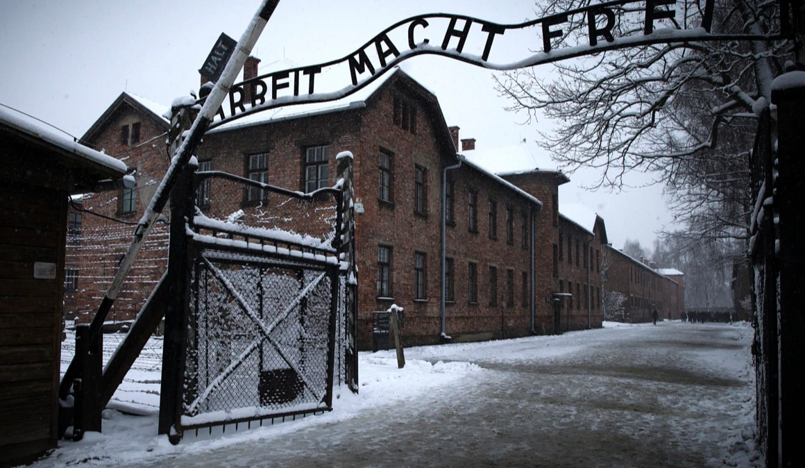 Туристку оштрафовали за нацистское приветствие в бывшем лагере Освенцим