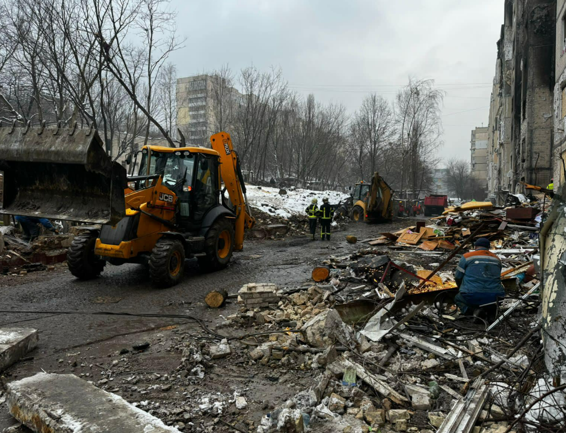 У Солом'янському районі продовжують розбирати завали будинку: що вже зробили