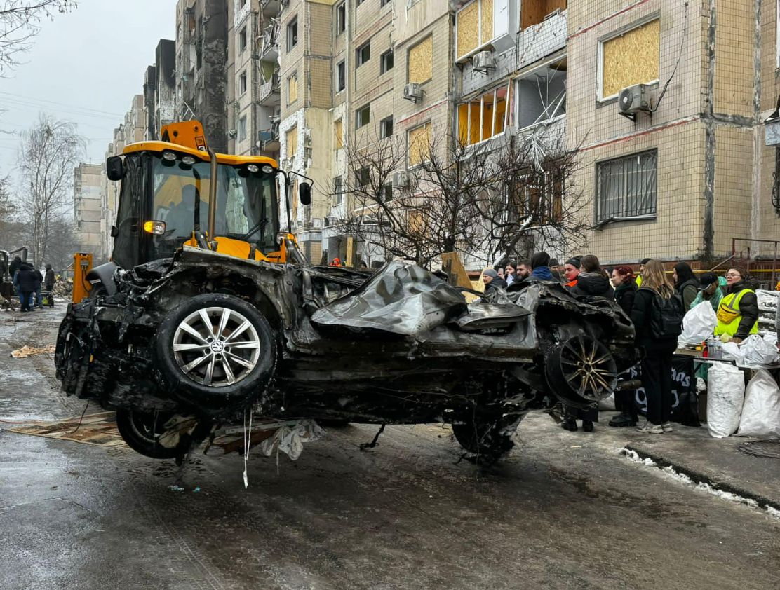 У Солом'янському районі продовжують розбирати завали будинку: що вже зробили