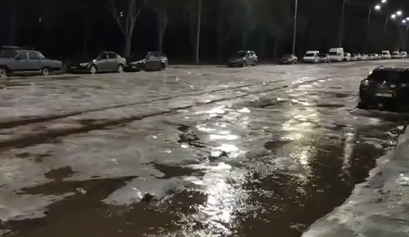 На Борщагівці прорвало водопровід, затопило вулицю: відео