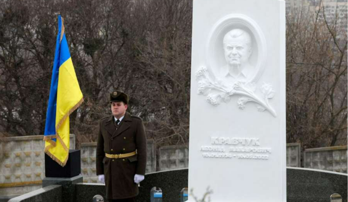 У Києві на Байковому кладовищі встановили мемораільний пам'ятник Леоніду Кравчуку