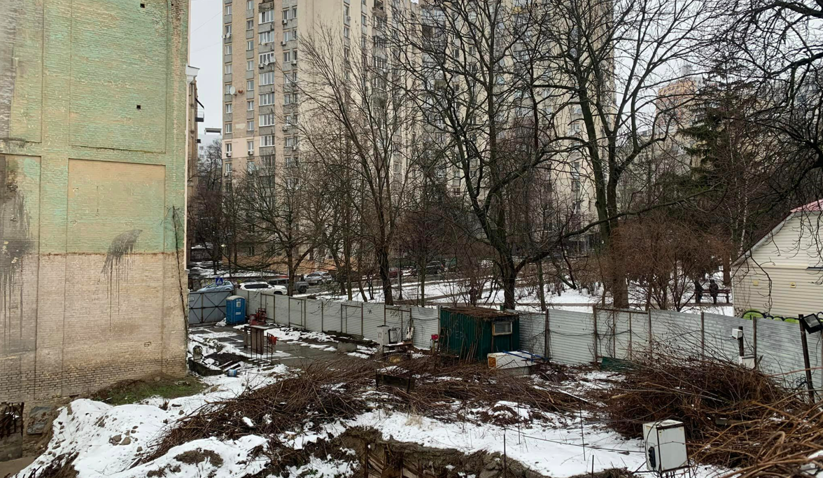 Літературний сквер у Києві розчистили від дерев: там буде новобудова