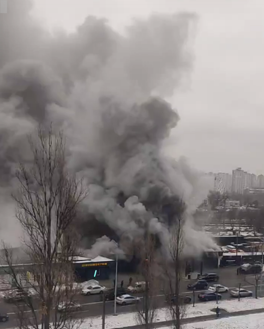 На Березняках 10 січня сталась масштабна пожежа, загорілась автомийка: фото, відео 