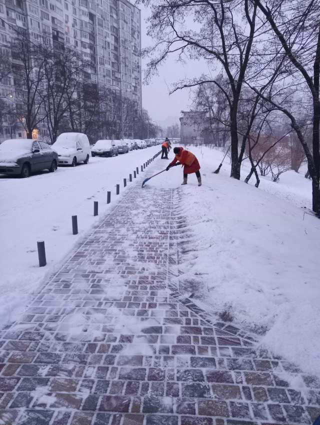 У Києві на дорогах працюють 242 одиниці снігоочисної техніки