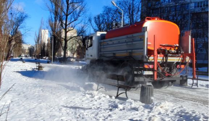 У Києві 13 січня на дорогах працюють 242 одиниці снігоочисної техніки