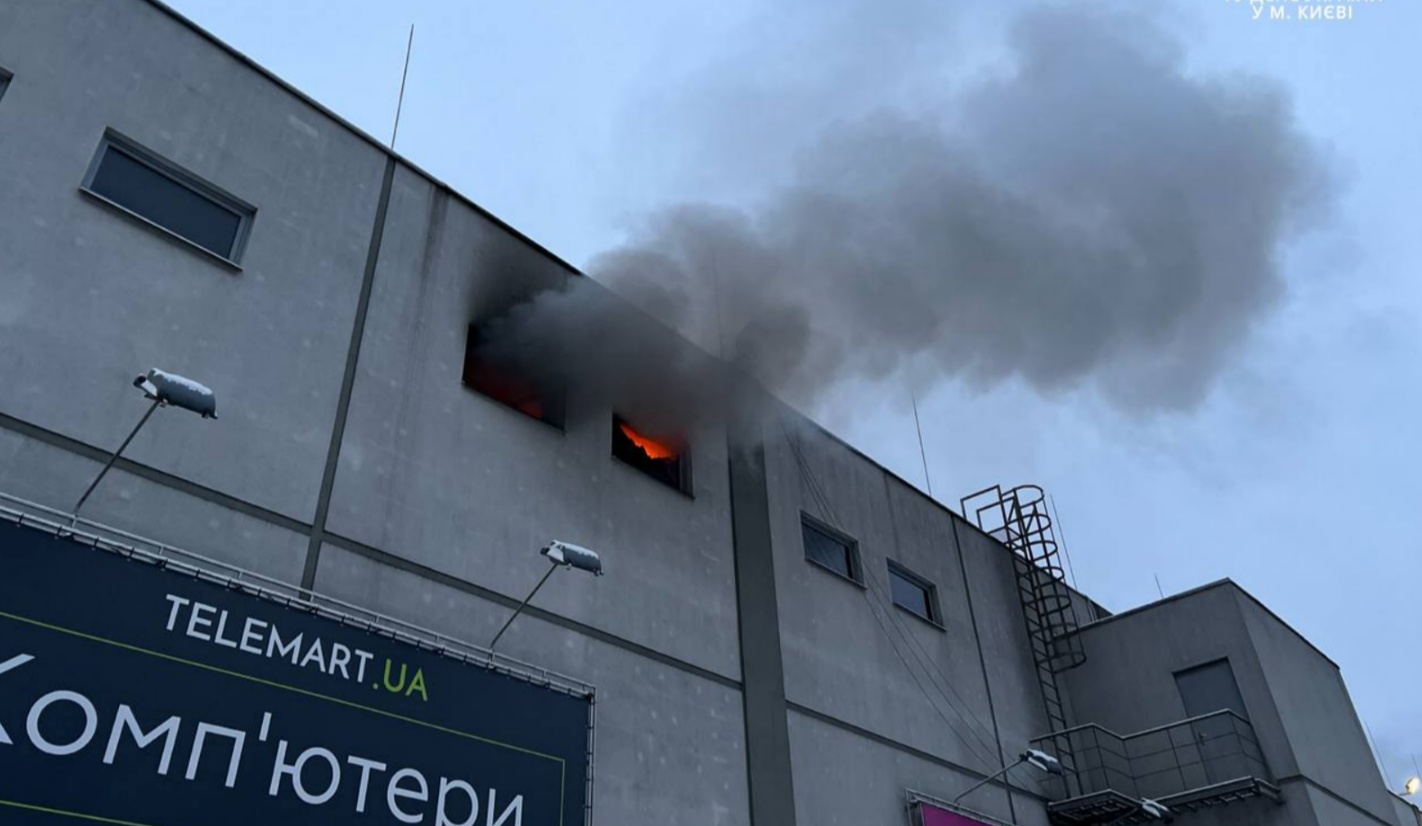 У Києві в ТРЦ Космополит сталася пожежа: що відомо