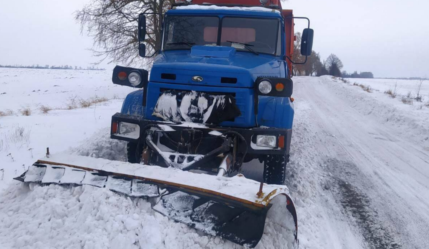 На Київщині прибирають наслідки снігопаду: в якому стані дороги