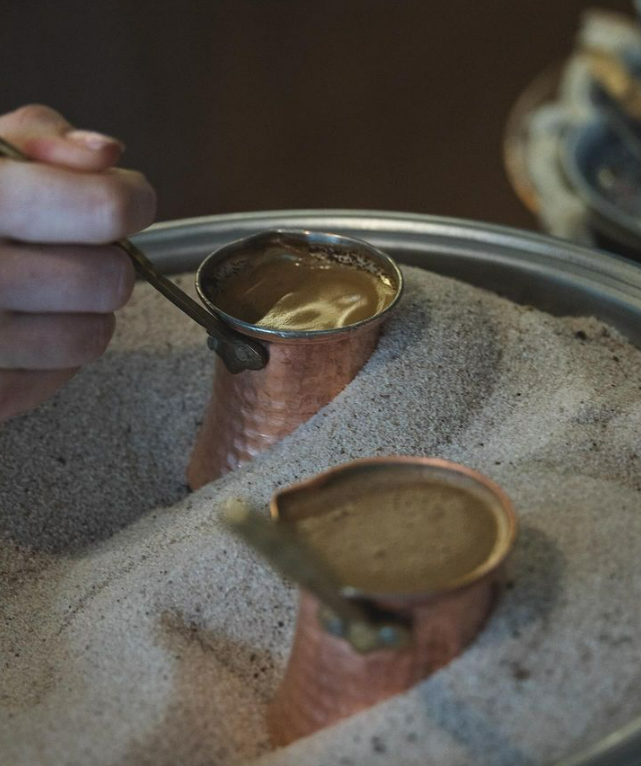 Кава на піску у кав'zрні кав'ярні Qirim Coffee