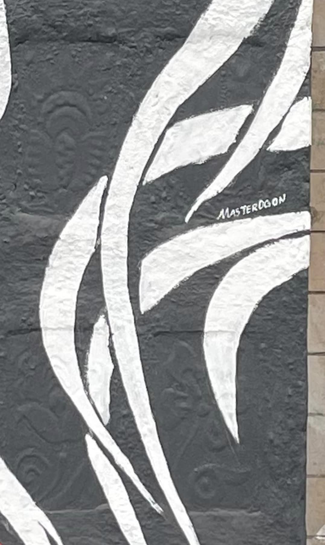 У Дніпровському районі Києва декоративне керамічне панно 1970-х років замалювали рекламою перукарні