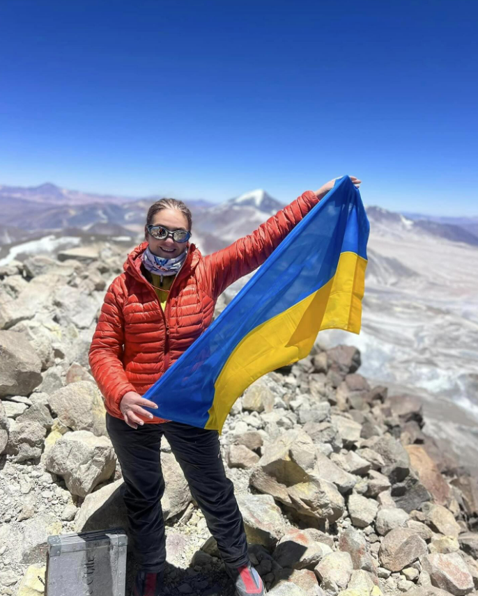 Прапор України, Ворзеля та ЗСУ підняли на вершину найвищого вулкана: фото
