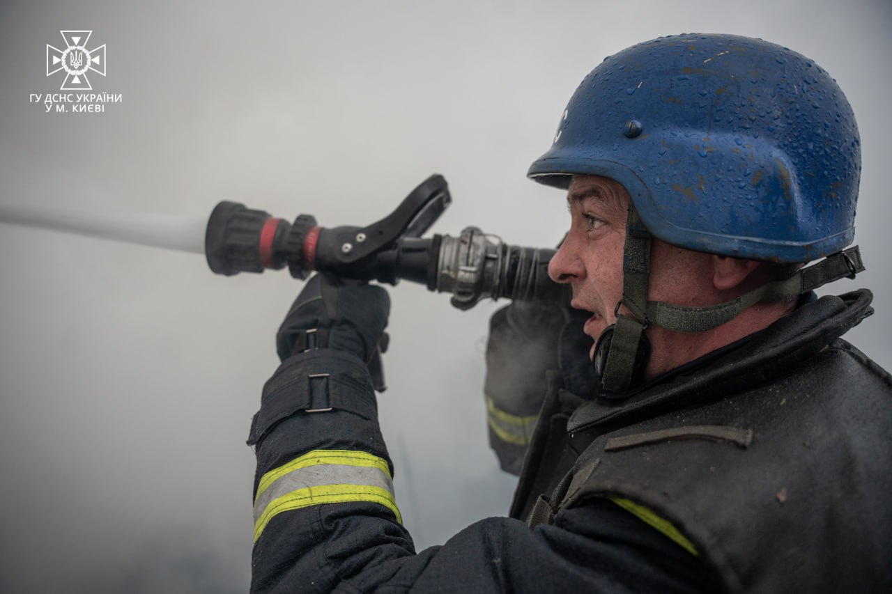 Рятувальники завершили ліквідацію наслідків рактеного обстрілу Києва 23 січня