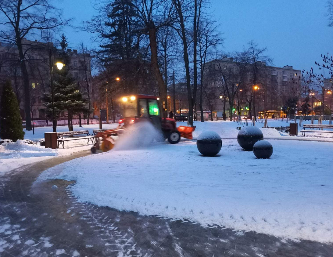 У Києві чистять дороги від снігу: задіяно 228 одиниці техніки