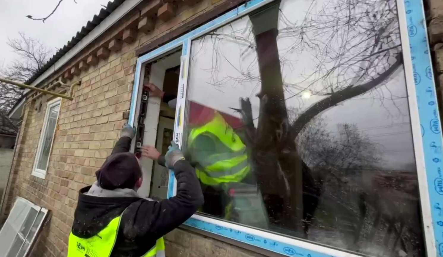 У Бортничах мешканцям пошкоджених будинків встановили нові вікна