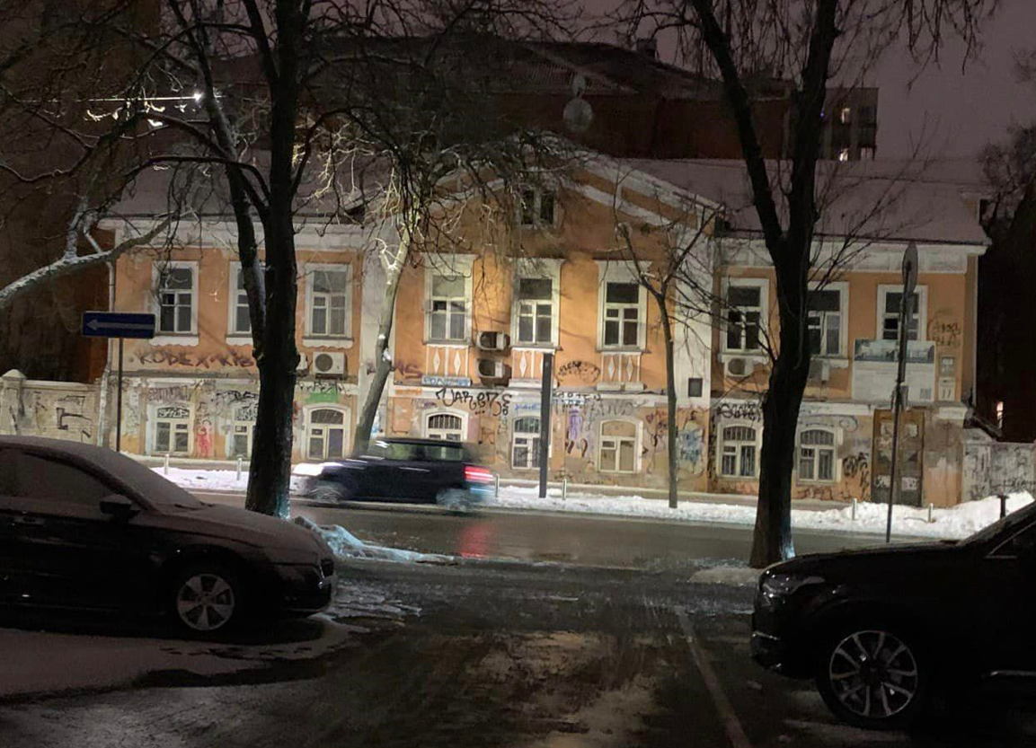 На вулиці Ярославів Вал у Києві законсервували вхід до Будинку з хлібною лавкою, який є пам'яткою архітектури 1860 року
