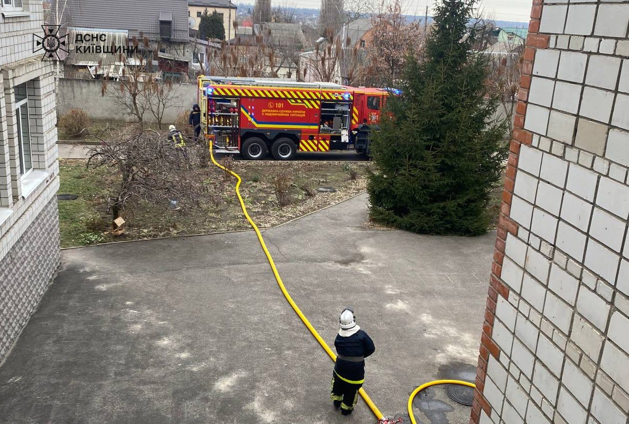 В одній зі шкіл Київщини виникла пожежа через вибух повербанку: фото та подробиці