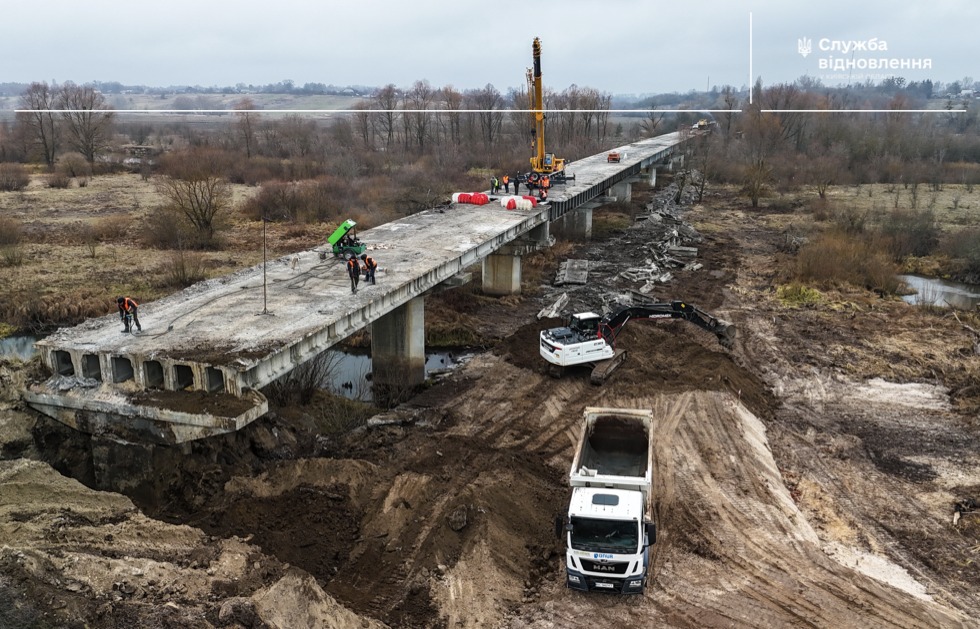 На Київщині відбудовують міст через річку Тетерів: фото