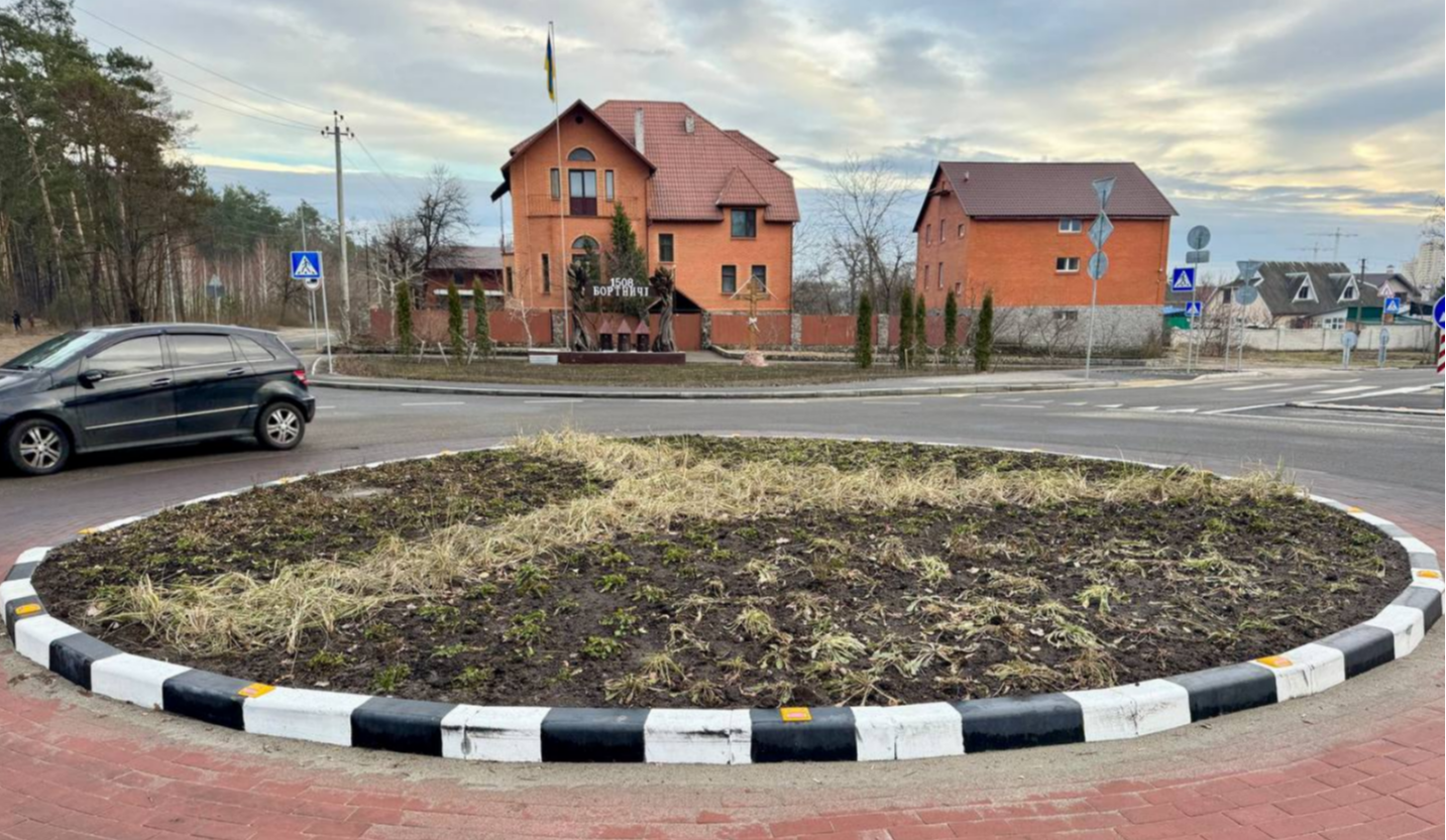 У Дарницькому районі облаштували нову кільцеву розв'язку на в'їзді до мікрорайону Бортничі