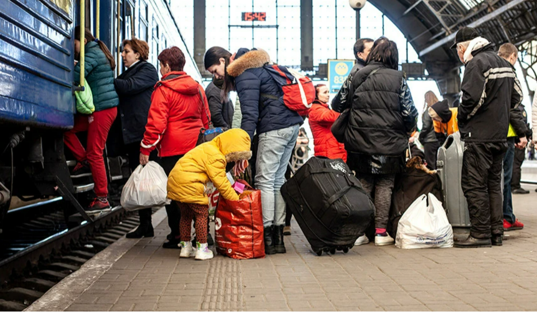 Скільки українців планують емігрувати, коли відкриють кордон: опитування