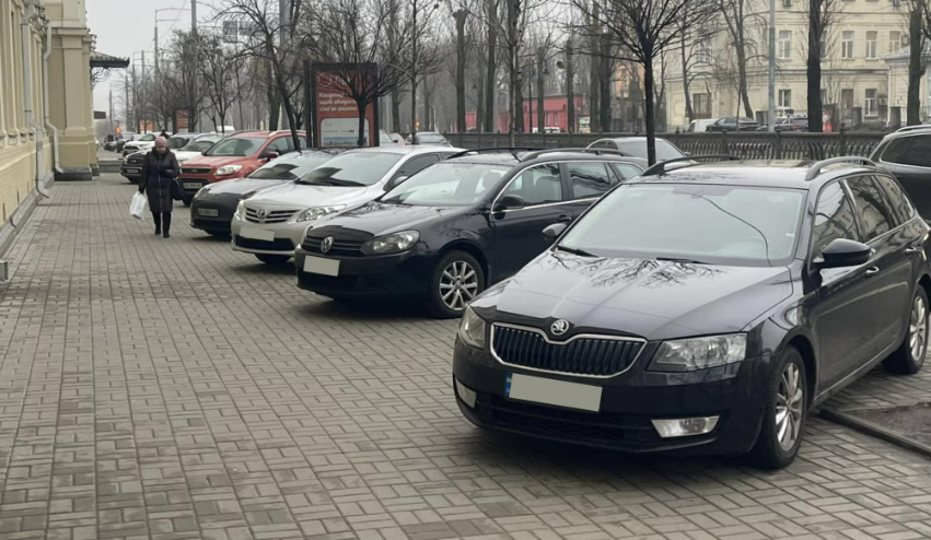 Припарковані авто у центрі Києва відвезли на штрафмайданчик: деталі