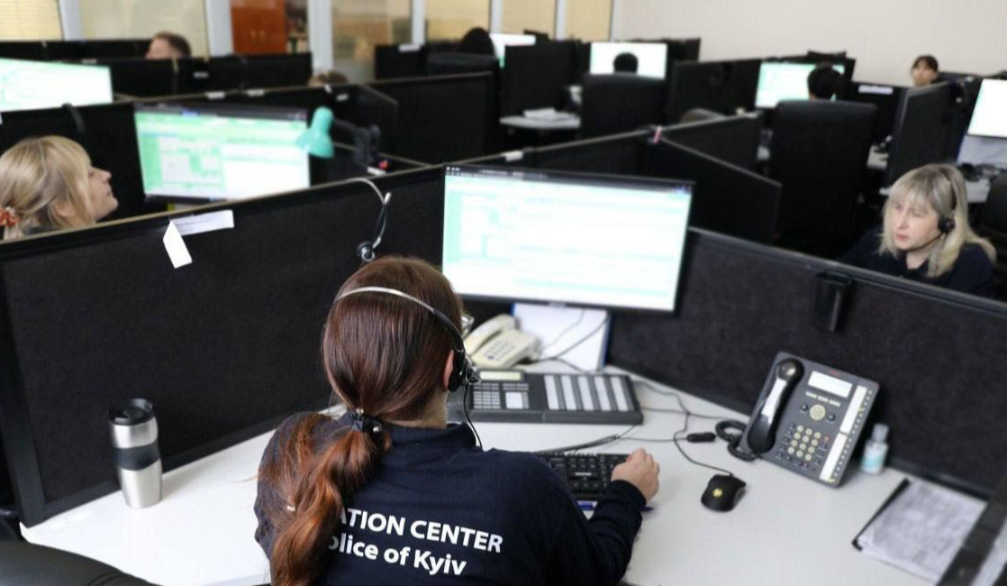 НЛО у Києві та чоловік, який лізе на зірку: незвичні звернення до поліції у 2025 році