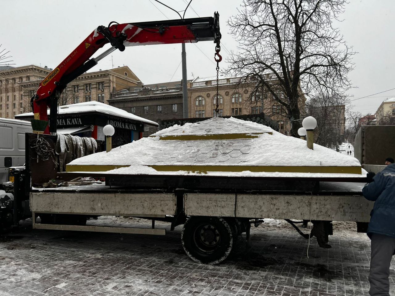 З Хрещатика&nbsp;прибрали "МАФи-хмарочоси"