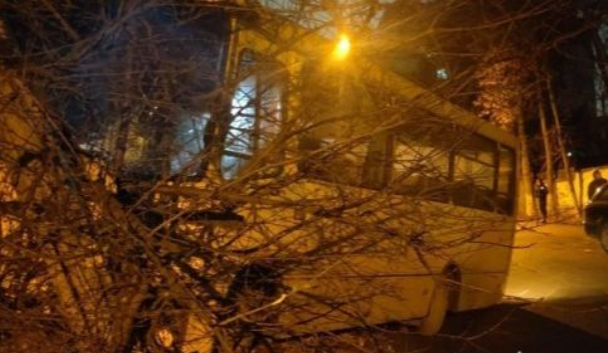 У Києві нетверезий чоловік викрав автобус, протаранив дві автівки та врізався у дерево
