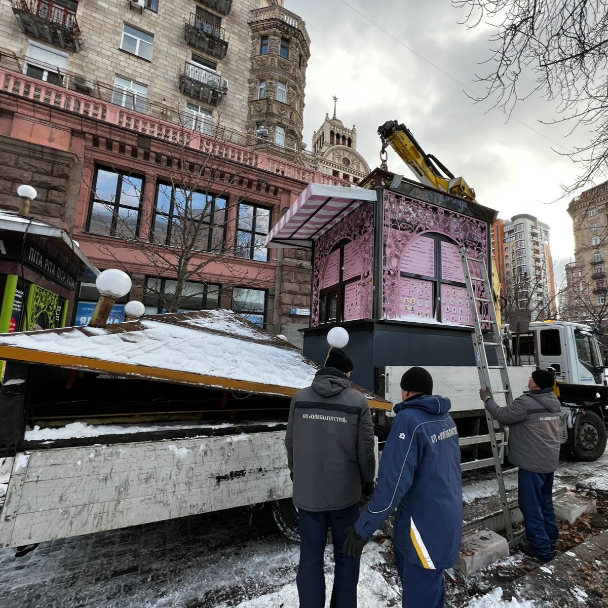 З Хрещатика&nbsp;прибрали "МАФи-хмарочоси"