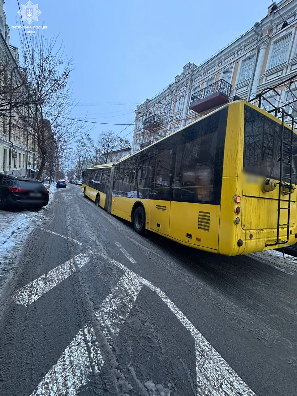 Провалля проїжджої частини на Софіївській у Києві: триває ремонт, курсує тимчасовий автобус