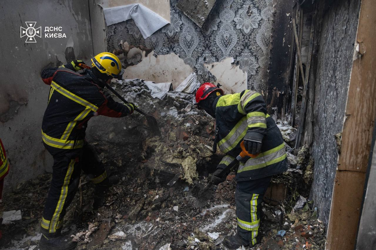 Фото: ДСНС Києва У Києві завершили ліквідацію наслідків ворожої атаки 9 січня 2026 року — ДСНС