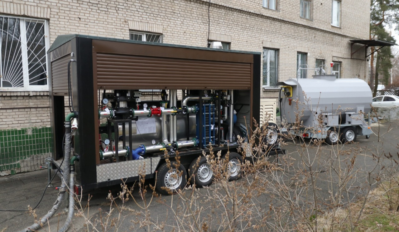 Для обігріву столичних лікарень розгорнули мобільні котельні: деталі