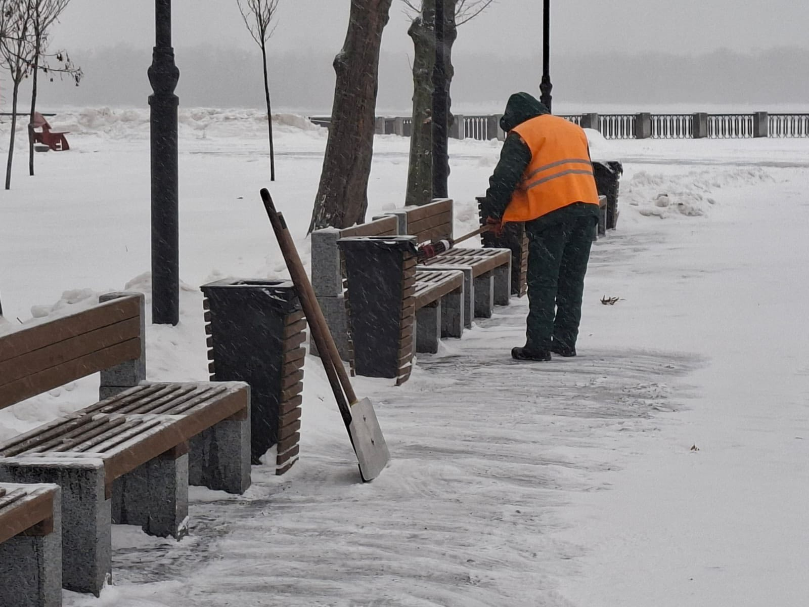 Фото: "Київзеленбуд" Зелені зони Києва розчищають від снігу та обробляють від ожеледиці: фото