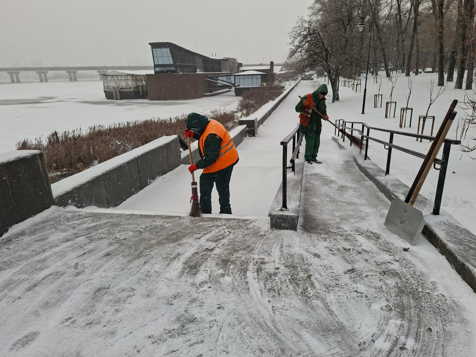 Зелені зони Києва розчищають від снігу та обробляють від ожеледиці: фото
