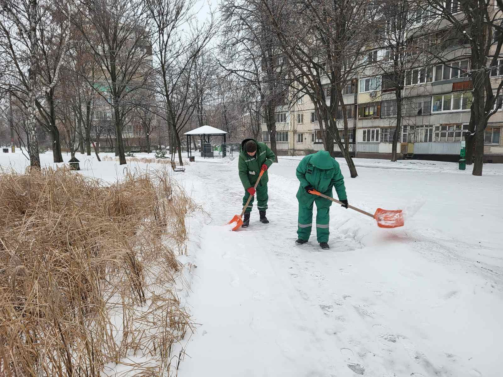 Зелені зони Києва розчищають від снігу та обробляють від ожеледиці: фото
