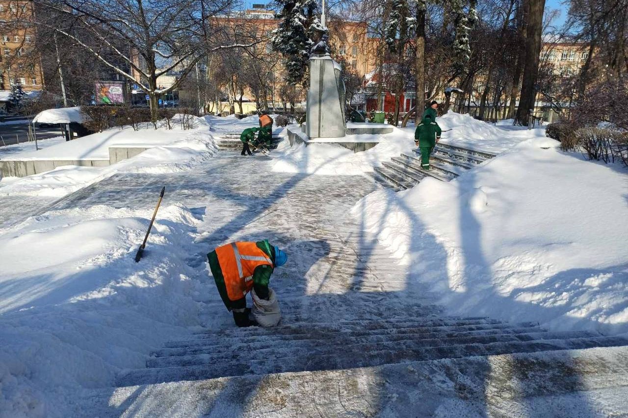 Майже 200 машин спецтехніки розчищають вулиці міста Майже 200 машин спецтехніки розчищають вулиці міста