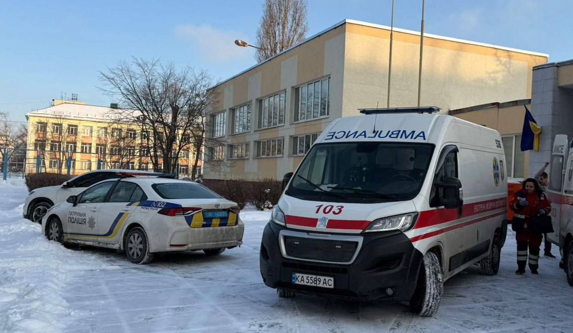 У київській школі учень напав на вчительку й однокласника з ножем: подробиці