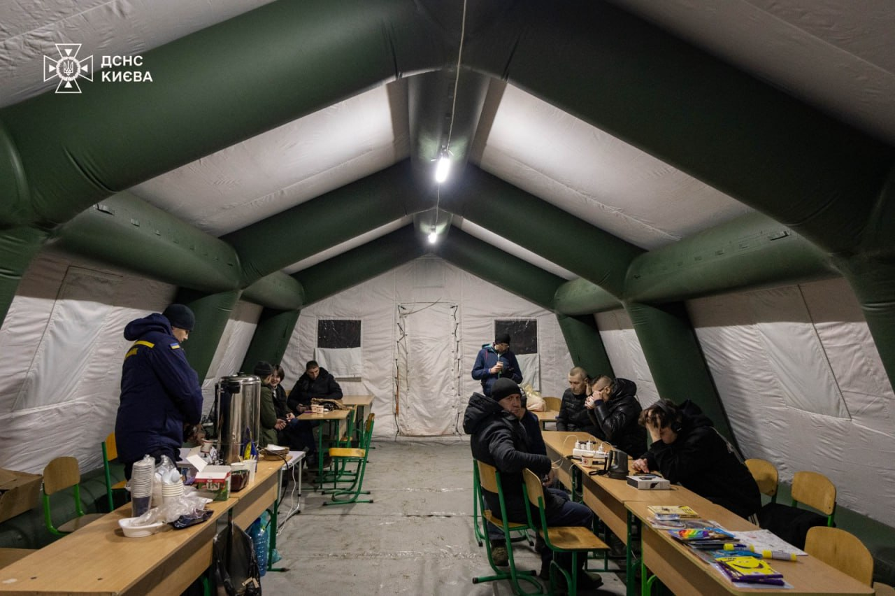 Відкриті для всіх, хто потребує підтримки: у Києві працюють мобільні Пункти незламності ДСНС