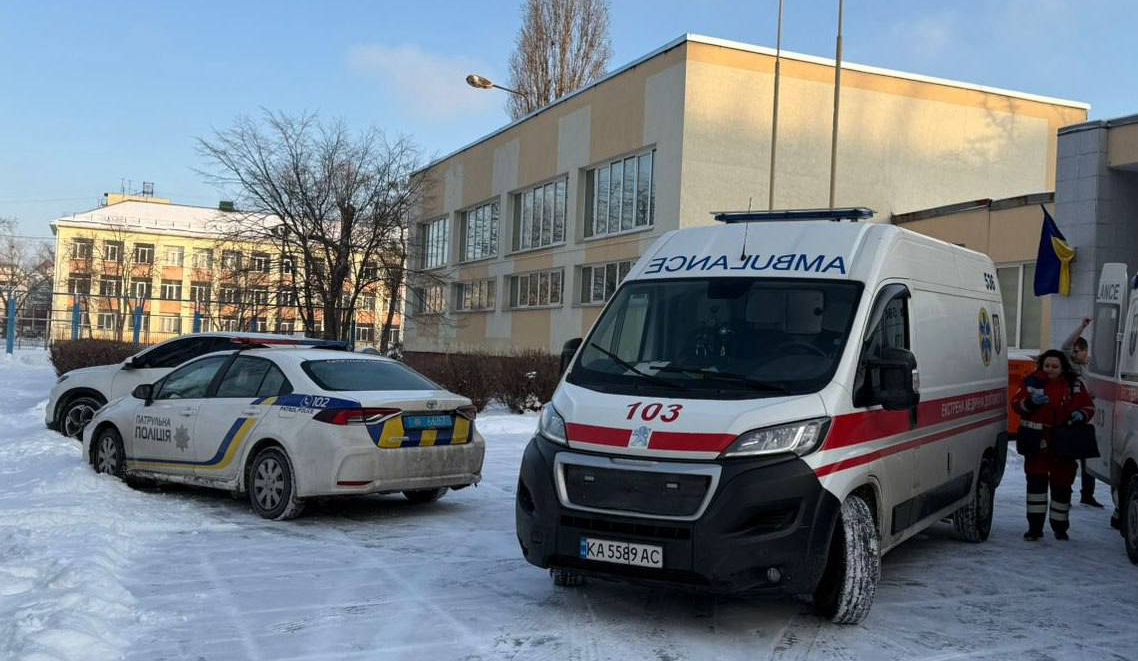 У київській школі учень напав на вчительку й однокласника з ножем: подробиці