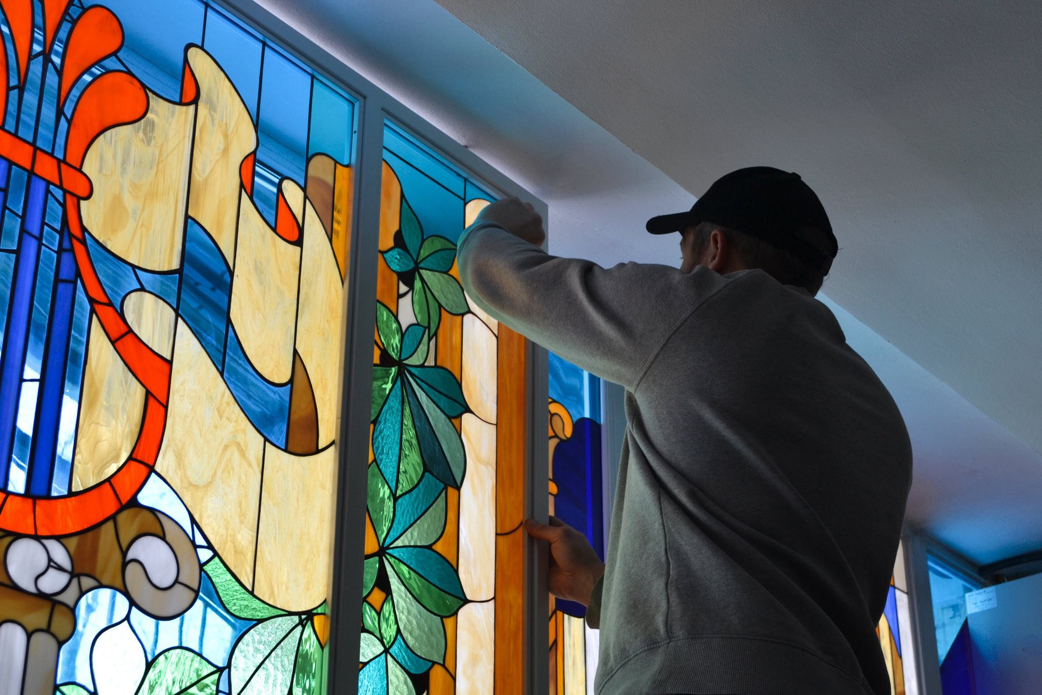 Музичній школі на Воскресенці у Києві повернули відреставрований вітраж: фото