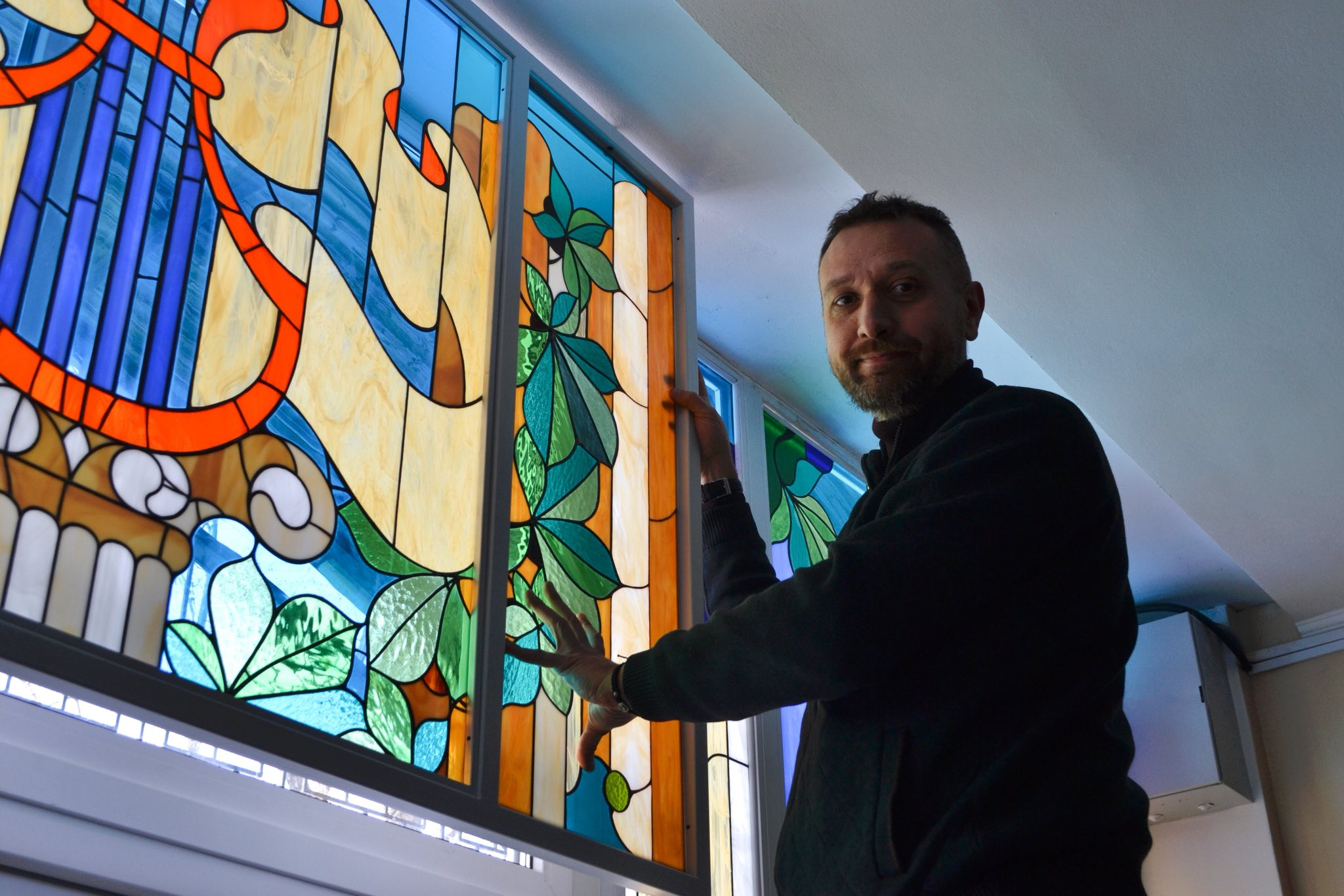 Музичній школі на Воскресенці у Києві повернули відреставрований вітраж: фото